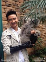 组图：田亮全家亲子游 森碟摸蟒蛇显女汉子本色