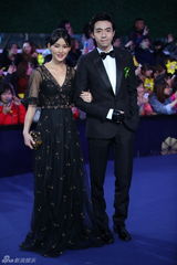 组图：翁虹亮相闭幕式蓝毯 低胸礼服高贵