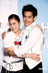 幻灯图：彭于晏与粉丝“爱的抱抱”引尖叫