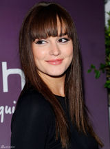 高清组图：莉顿-梅斯特黑裙亮相 串珠高跟鞋抢眼