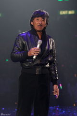 组图：刘德华够硬招吴君如集邮 林子祥亮相红馆追债