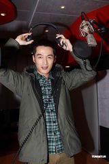 组图：胡歌为追女孩学唱歌 自曝是忘词大王