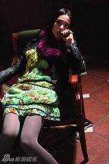 幻灯图集：戚薇秋冬装束亮眼　引领复古时尚新潮流