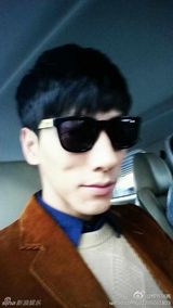 组图：张亮长脸自拍遭调侃马脸代言人