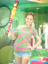 组图：江若琳出席火炬展 曾学体操喜拍动作片