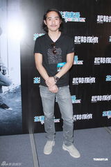 组图：何佩瑜计划泰国冲浪 想带张柏文出游