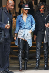 高清组图：蕾哈娜伦敦街拍牛仔短裤搭配高筒靴