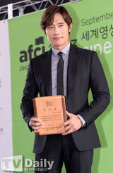 组图：李秉宪亮相影像委员会宣传大使委任式