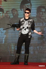 组图：潘玮柏酷装扛枪亮相 对“史泰龙”袭胸