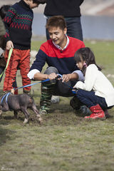 组图：《爸爸》老爸变装逗萌娃 小猪赛跑趣味多