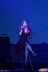 组图：许慧欣化身红天鹅开唱 男友亲临支持