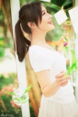 组图：袁姗姗夏日写真 清新白衣化身正能量女孩