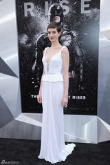 组图：新《蝙蝠侠》首映群星璀璨 海瑟薇宛如公主