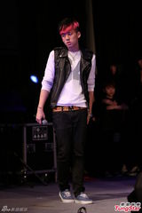 组图：高凌风之子彩排忆父落泪 前妻情绪崩溃