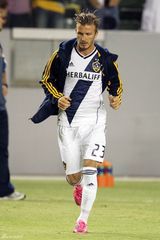 组图：贝克汉姆赛场出糗 偷摸私处被拍下