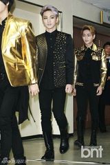 组图：SHINee出席演唱会记者会 舞台妆妖艳帅气