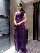 组图：伊能静连换美裙主持晚会 气质路线获好评