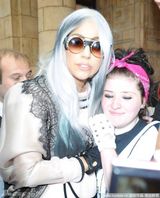 组图：Lady Gaga银色长发波浪长袍造型依旧犀利