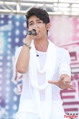 组图：汪东城蔡旻佑台北为电视原声带签唱