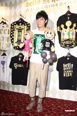 组图：古巨基带腰伤宣传潮服 笑称感情事命中注定