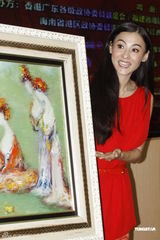 组图：陈思思将在香港开唱 张柏芝红装默契助阵