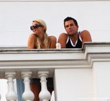 幻灯图集：帕丽斯-希尔顿和男友情人节阳台热吻 