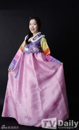 组图：姜韩娜T-ara前成员花英穿韩服拜年