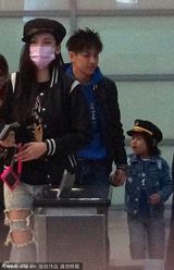 组图：林志颖全家现身上海机场 其乐融融心情好