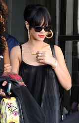 组图：蕾哈娜吊带裙现身英国激情献唱