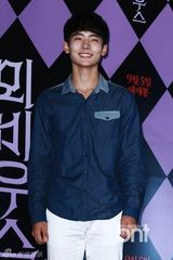 组图：金基德19禁新片试映 女主角性感露背