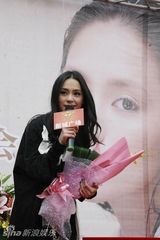 组图：阿娇佛山举办签唱会 千名粉丝挤爆现场