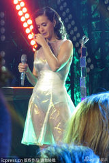 组图：凯蒂佩里新专辑发布 穿透视裙调戏主持人