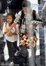 组图：贾静雯素颜口罩携爱女现身 女儿调皮可爱