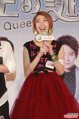 组图：杨谨华遭孙耀威熊抱 安全裤外露险走光