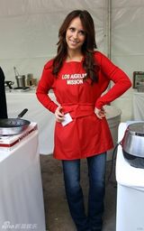 组图：金-卡戴珊感恩节下厨和妮基-希尔顿撞衫