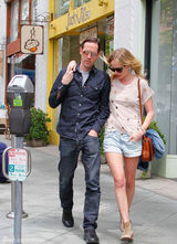 高清组图：凯特-波茨沃斯和男友逛街热裤秀美腿