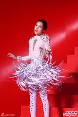 组图：杨丞琳穿华服亮相 尾椎伤势未复原