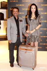 组图：莫文蔚低胸裙装出席活动 银色高跟鞋性感