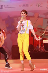 组图：李克勤郑欣宜开唱 鼓励年青人追梦