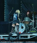 组图：泰勒-摩森狂野开唱露底 摇滚小妞丝袜美腿