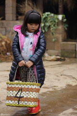 组图：爸爸去哪儿第六期海量图 萌宝帅爸卖菜忙