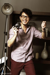 组图：沙溢拍大片假扮摄影师 真挚笑容熟男魅力