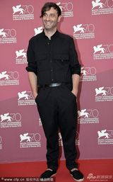 组图：《暴力小姐》发布会 导演翻白眼搞怪