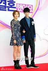 组图：《我结》新情侣亮相 泰民缺席娜恩抱纸板