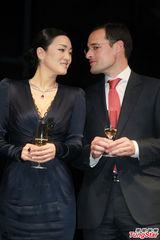 组图：巩俐黑色深V长裙亮相 身材性感气质优雅