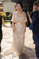 组图：张雨绮优雅出席活动 专人撑伞气场十足