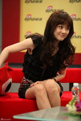 幻灯组图：张娜拉做客新浪 大波浪卷发倍增女人味