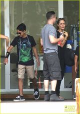 组图：朱莉皮特携孩子们游玩 一家八口声势浩大