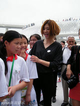 幻灯组图：“潮女”尚雯婕带民工子弟逛世博