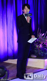 组图：玄彬现身濒危动物展 黑正装帅气逼人